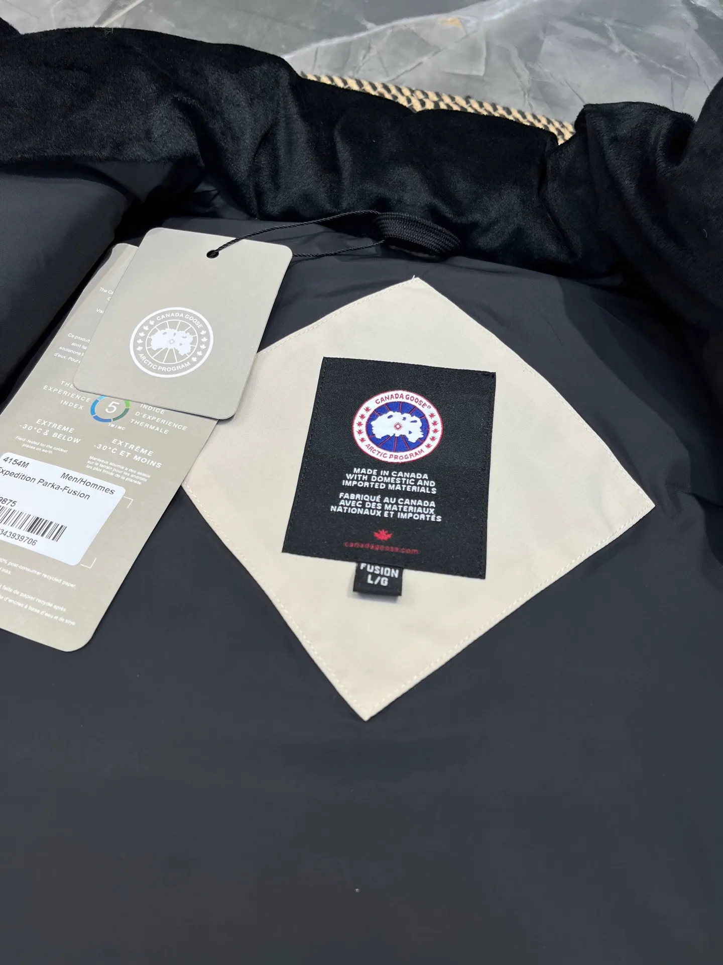 P380 🇨🇦Canada Goose""🇨🇦🌟 Garson down vest has always been recognized as the warmest down jacket. Various Instagram celebrities, Internet celebrities, and celebrities often wear it for street photos. I make Canada Goose every year, but I still can't get rid of my love for it. No matter how cold the days are, there is no need to be afraid, because there is! Filled with 90% white duck down, it is the legendary warmest down jacket and is known as a must-have for Arctic outdoor sports! The most popular down jacket in the world, celebrities are rushing to buy it, it is a must-have!  Size: XS to 2XL